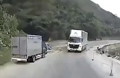 Clip TNGT: Toàn cảnh tài xế xe tải đánh lái vào vách núi vì mất phanh khi đổ đèo
